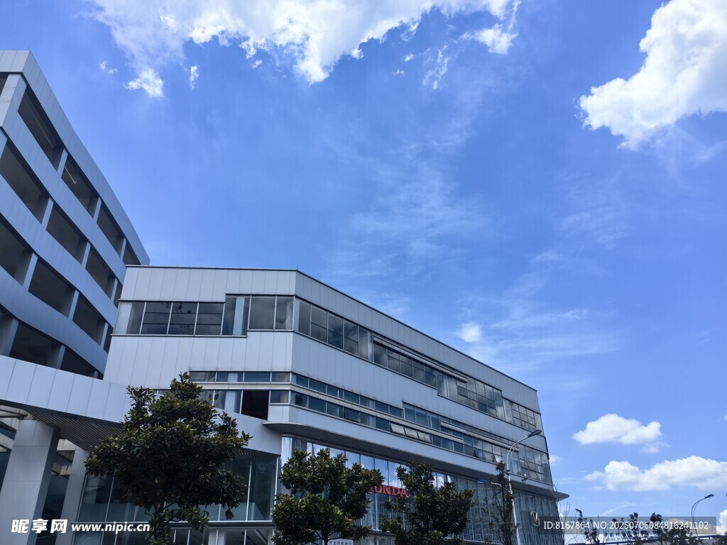 现代风格办公大楼外观