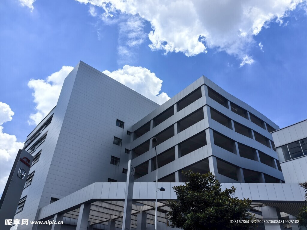 现代白色多层办公建筑