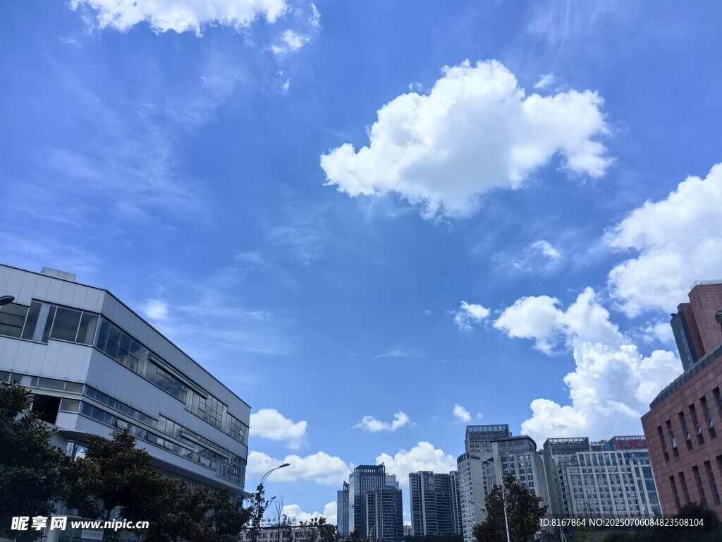 城市上空的蓝天白云