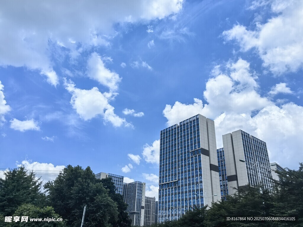 城市高楼与蓝天白云景观