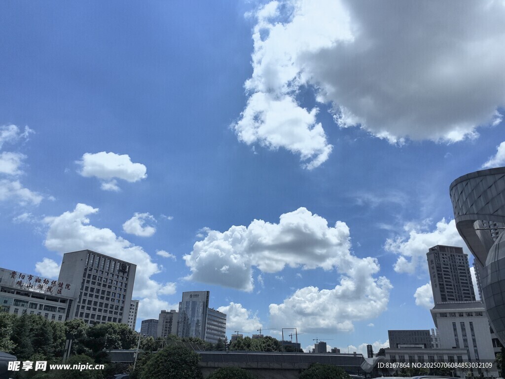 城市蓝天与高楼景观