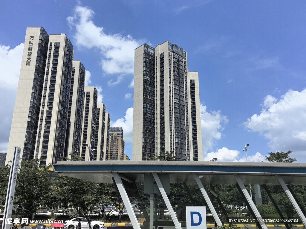 现代高楼与停车设施景观