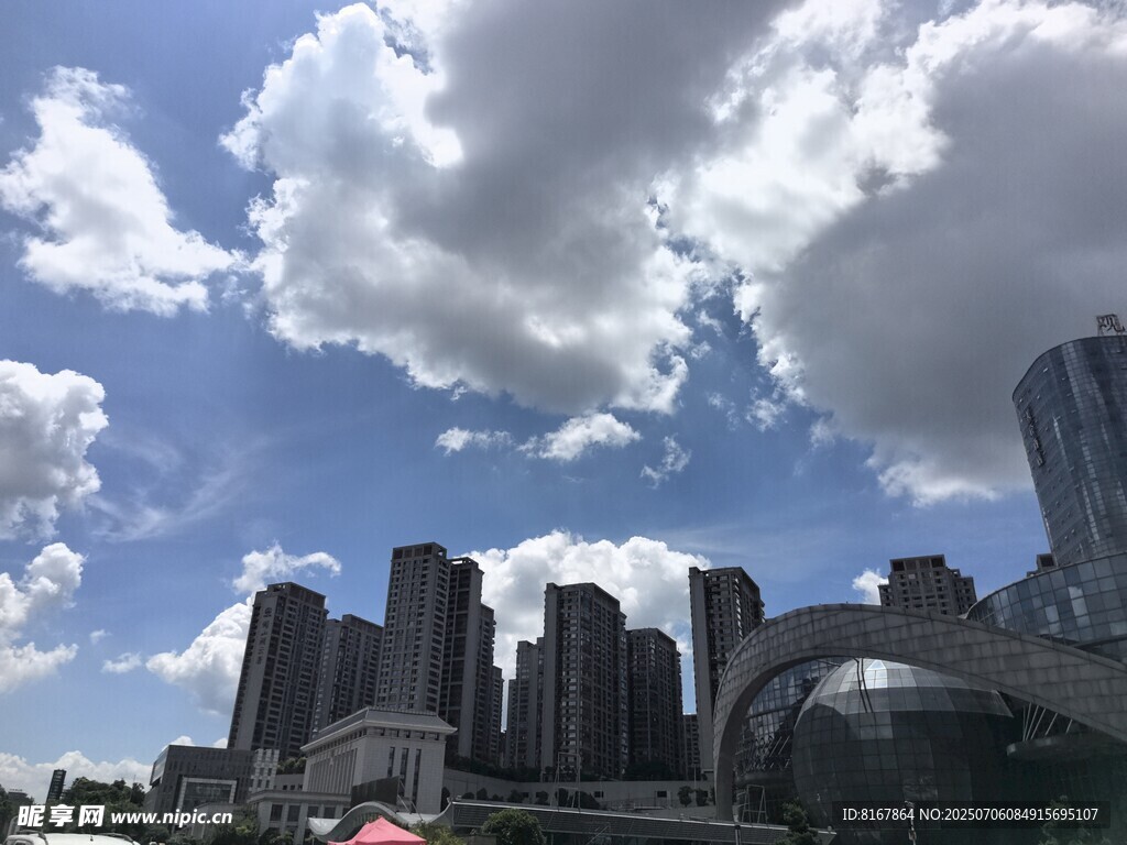 城市天际线与蓝天白云