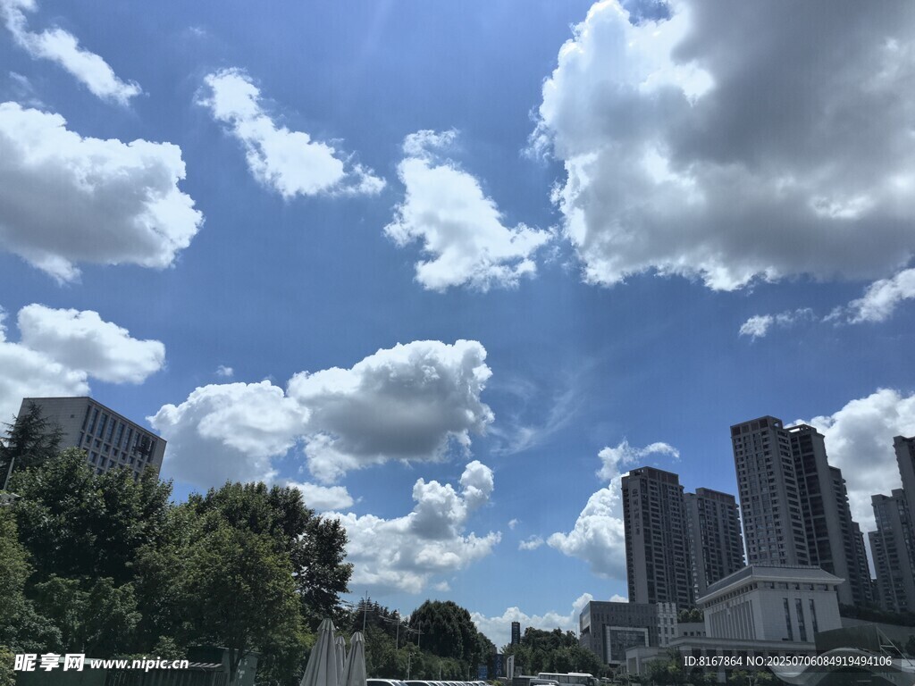 城市上空的蓝天白云