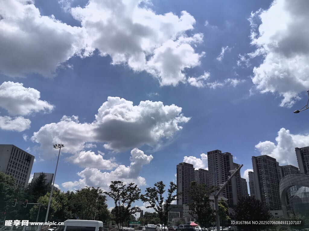 城市上空的蓝天白云