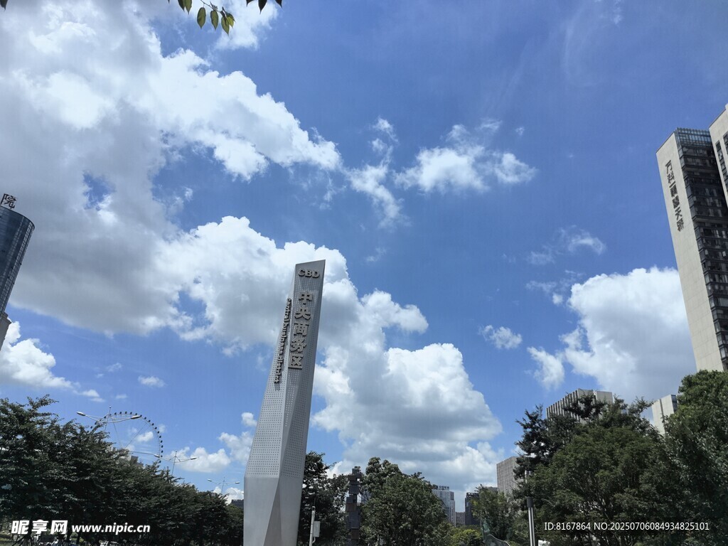 城市中的高耸建筑与蓝天