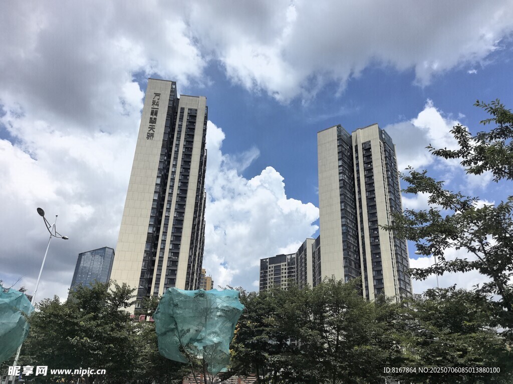 城市高楼与蓝天白云景观
