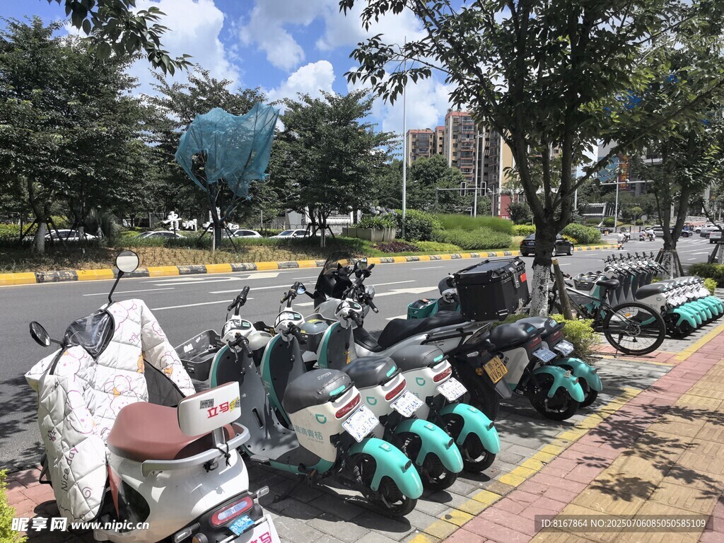 路边停放的电动车与气瓶