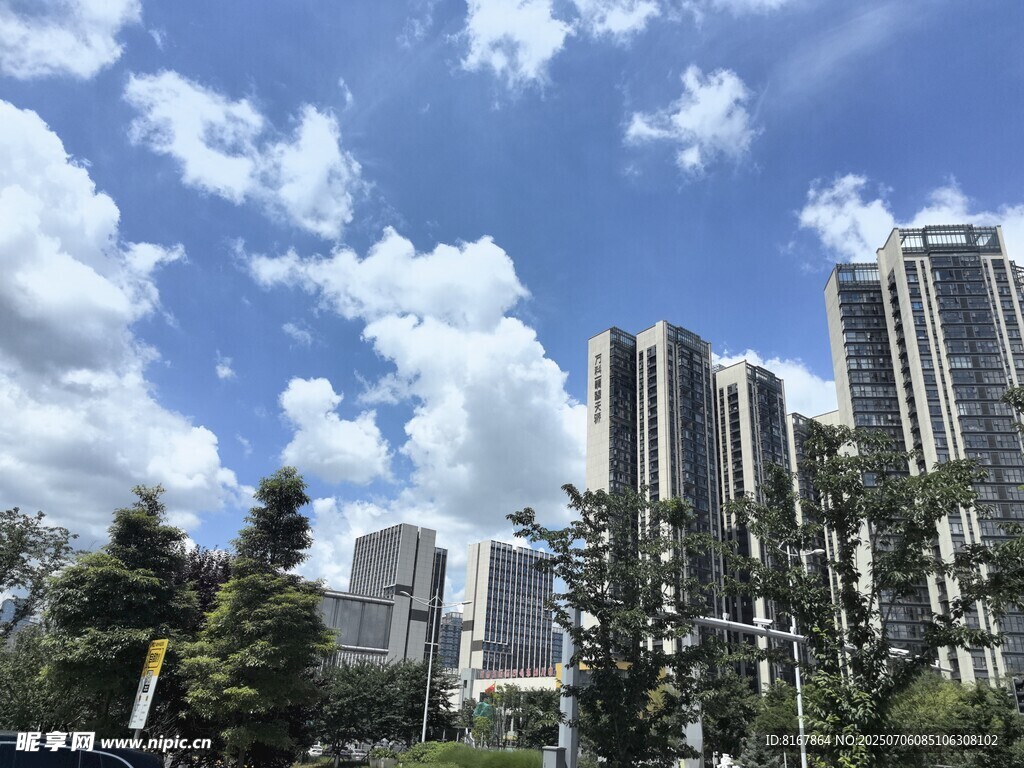 城市高楼与蓝天白云景观