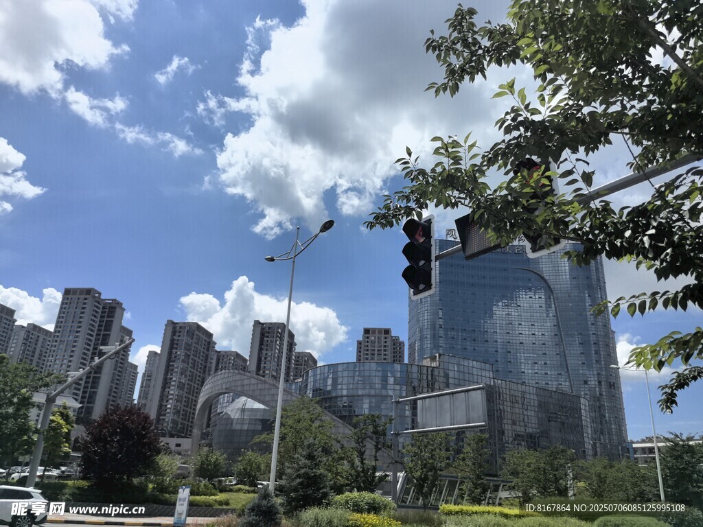 城市天际线与蓝天白云景观