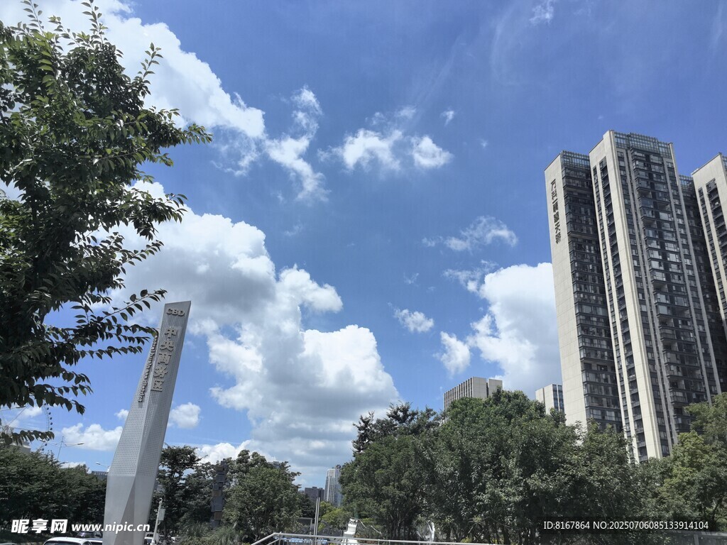 蓝天白云下的城市建筑景观