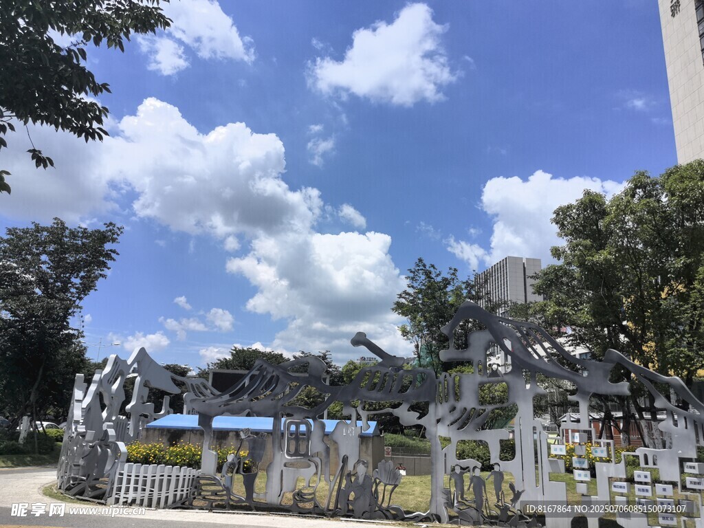 蓝天白云下的城市景观