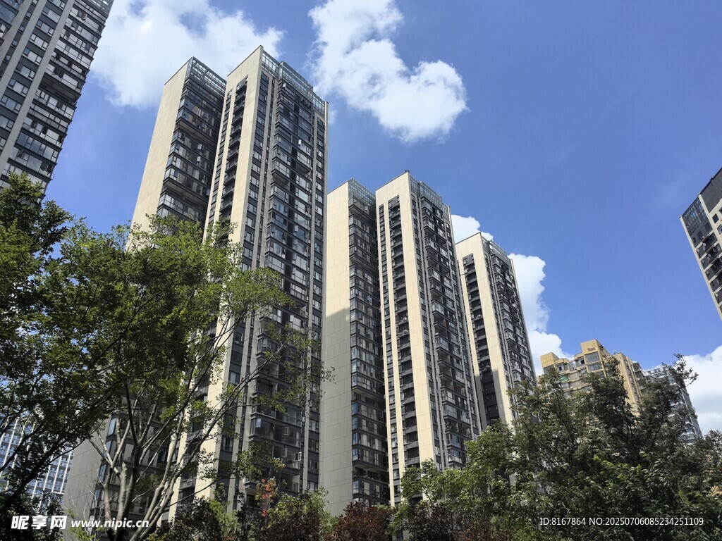 城市高楼与绿树相映成景