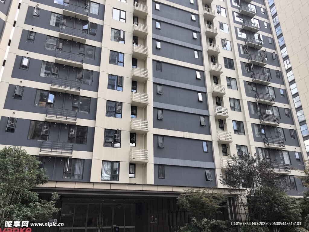现代高层住宅楼外观