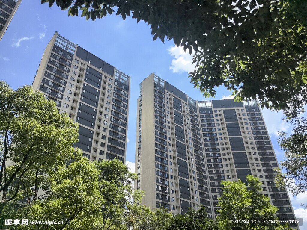 绿树环绕的高层住宅楼