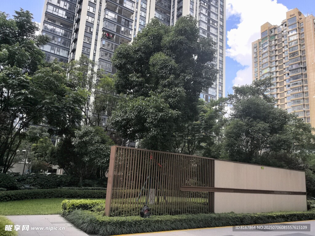 现代都市景观中的绿植围墙