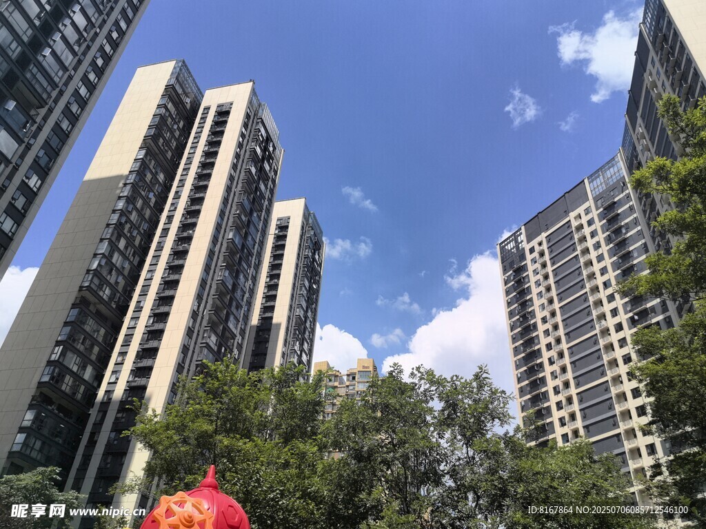 城市高楼与绿树景观
