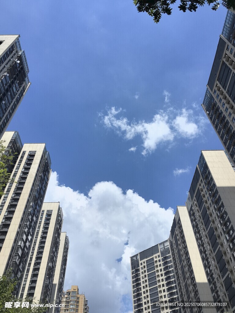 仰望城市高楼建筑群