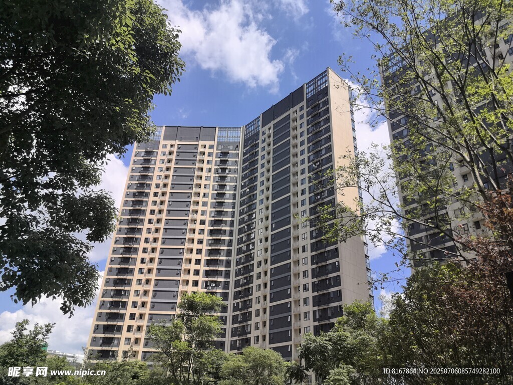 绿树环绕的高层住宅楼