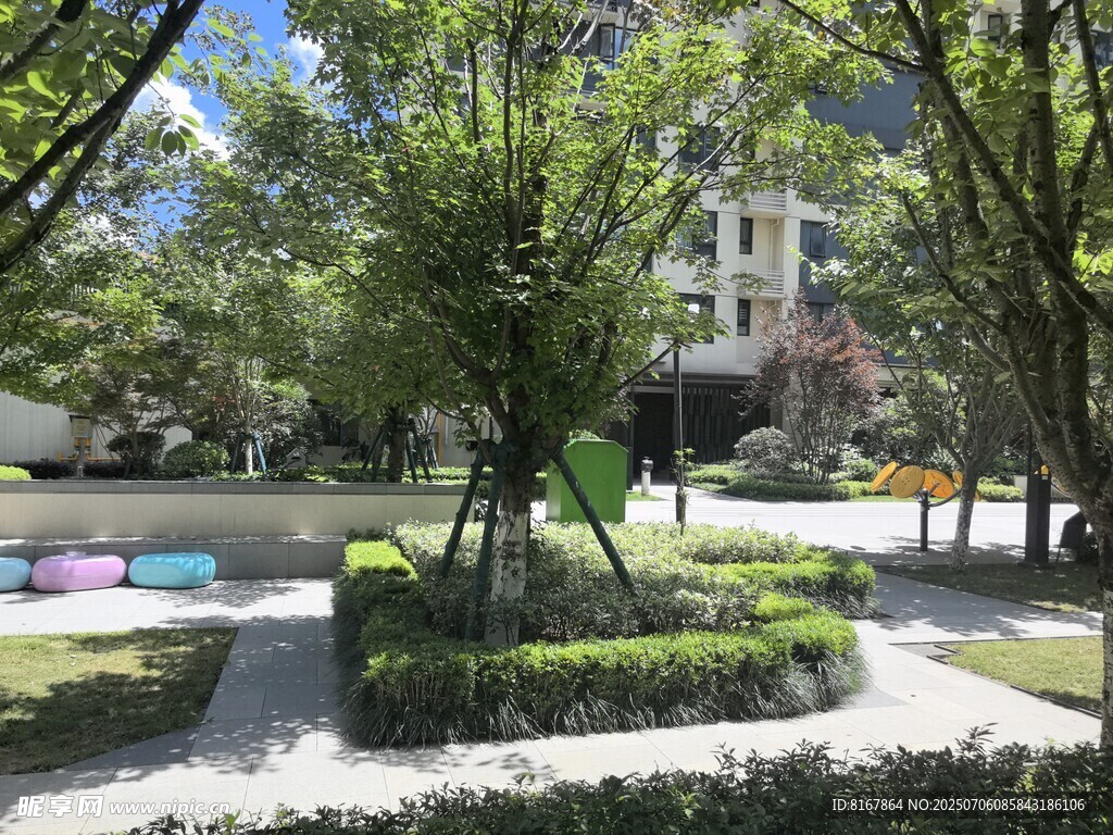 小区内绿意盎然的景观