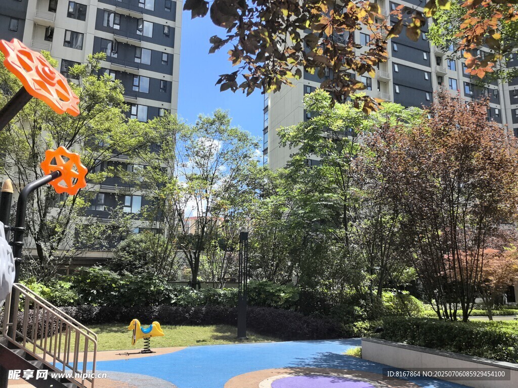 小区内的多彩儿童游乐区