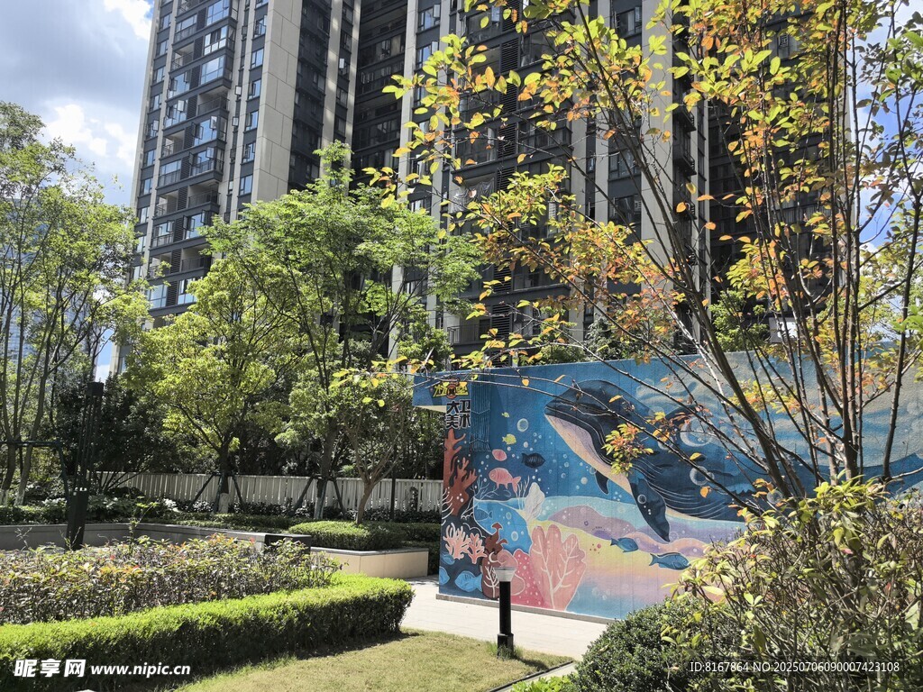 城市花园中的多彩艺术景观