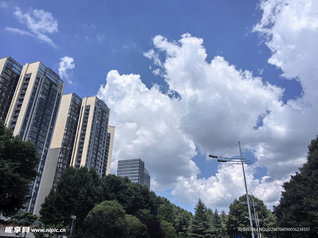 城市高楼与蓝天白云景观