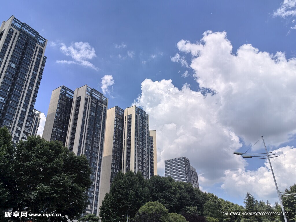 城市高楼与蓝天白云景观