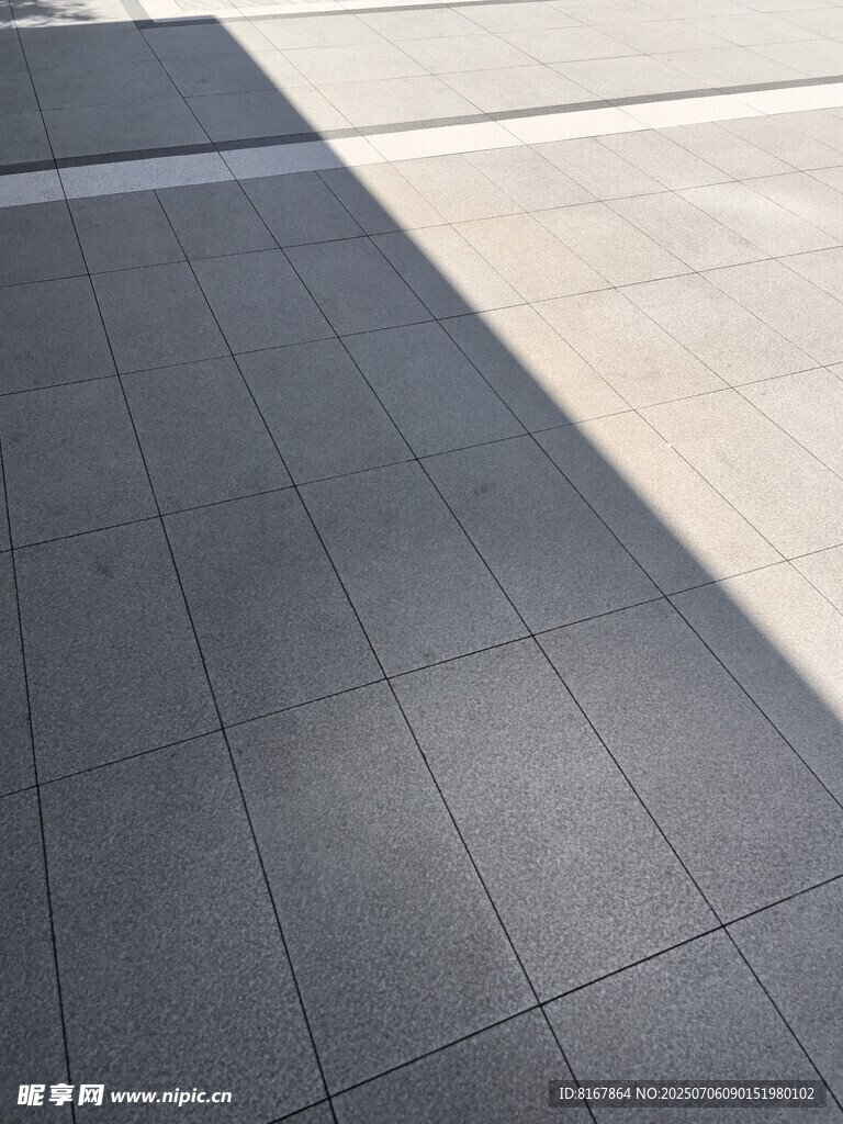 黑色瓷砖地面特写