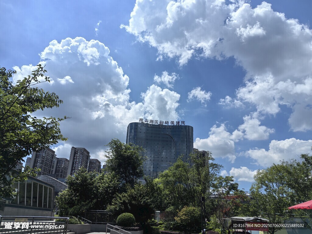 城市蓝天绿树风景图