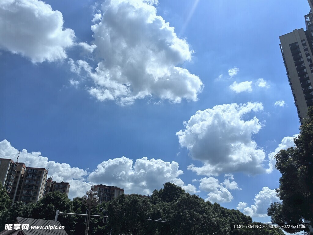 城市上空的蓝天白云