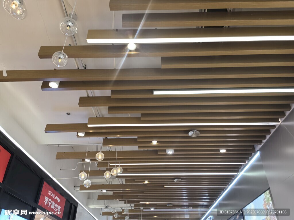现代风格条形吊顶设计