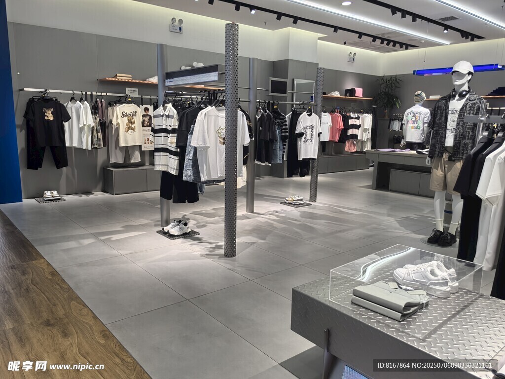 时尚服装店内部陈列展示