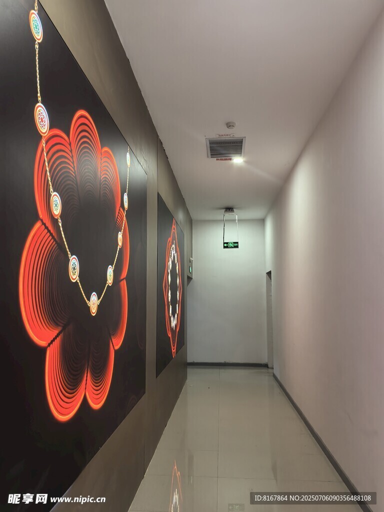 走廊墙面的艺术花朵装饰