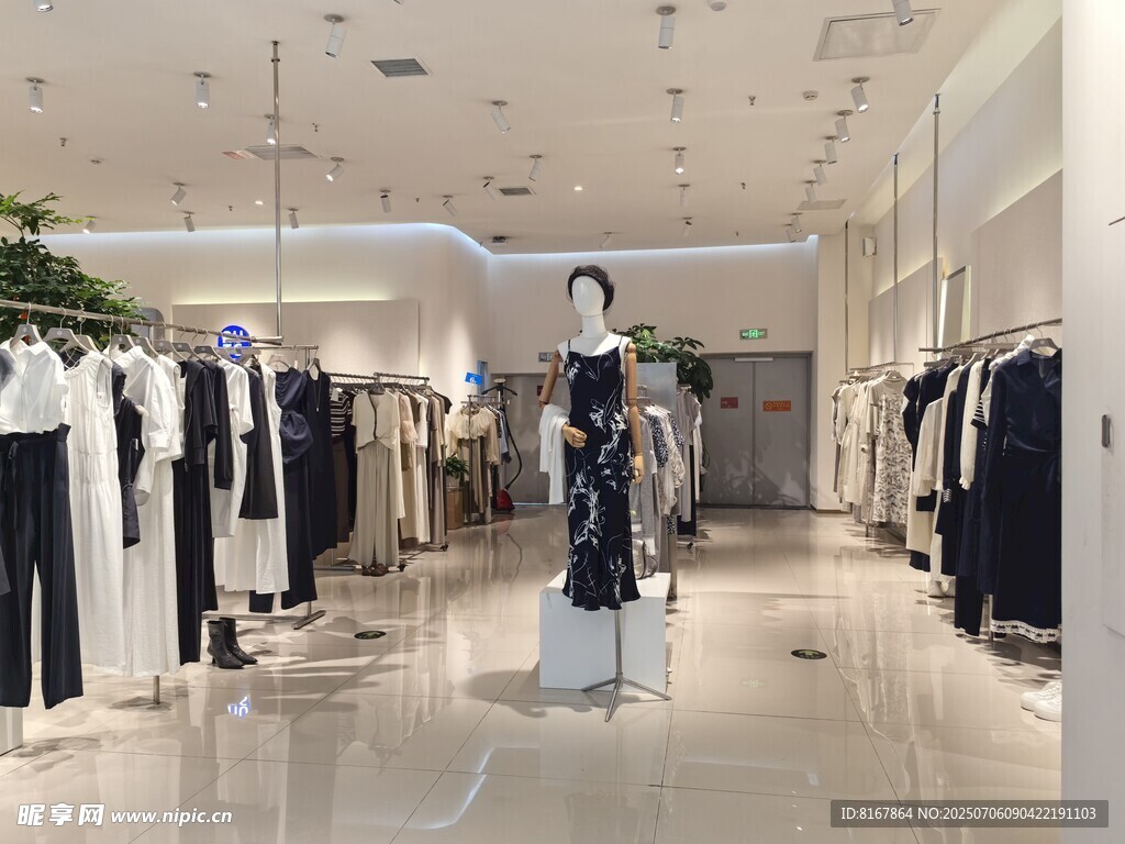 时尚服装店内部陈列展示