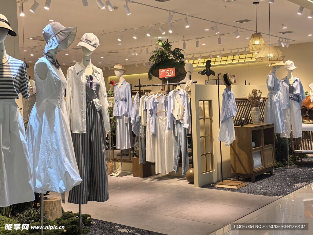时尚服装店陈列展示