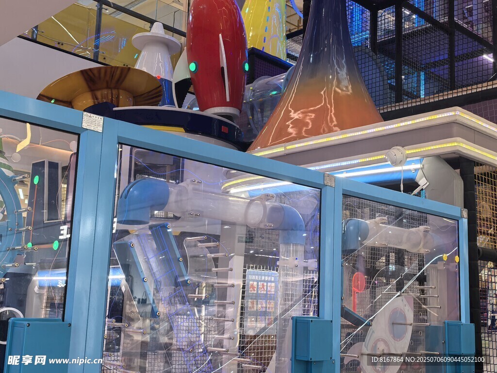 街边透明抓娃娃机