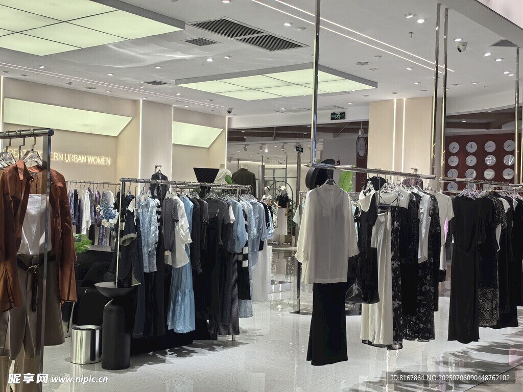时尚服装店内部陈列场景