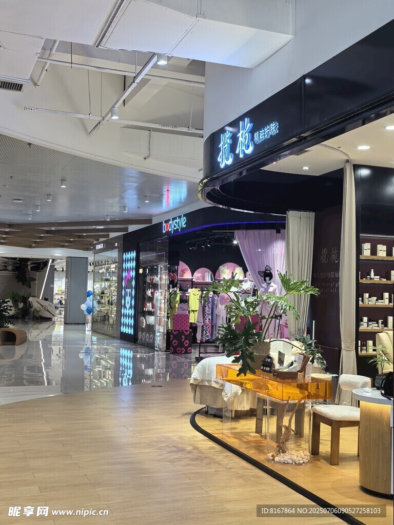 商场内精致的店铺陈列