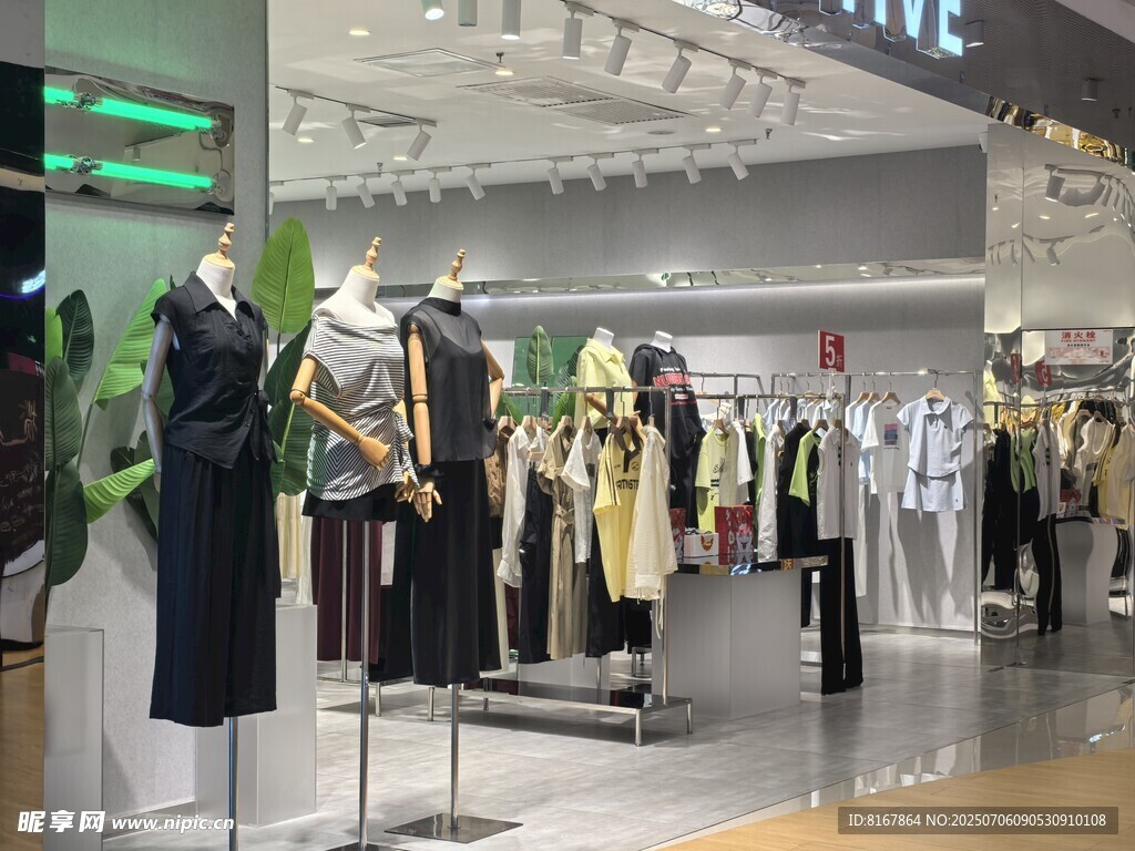 时尚服装店内部陈列展示