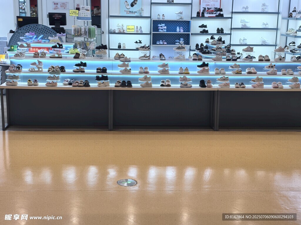 琳琅满目的手表展示柜
