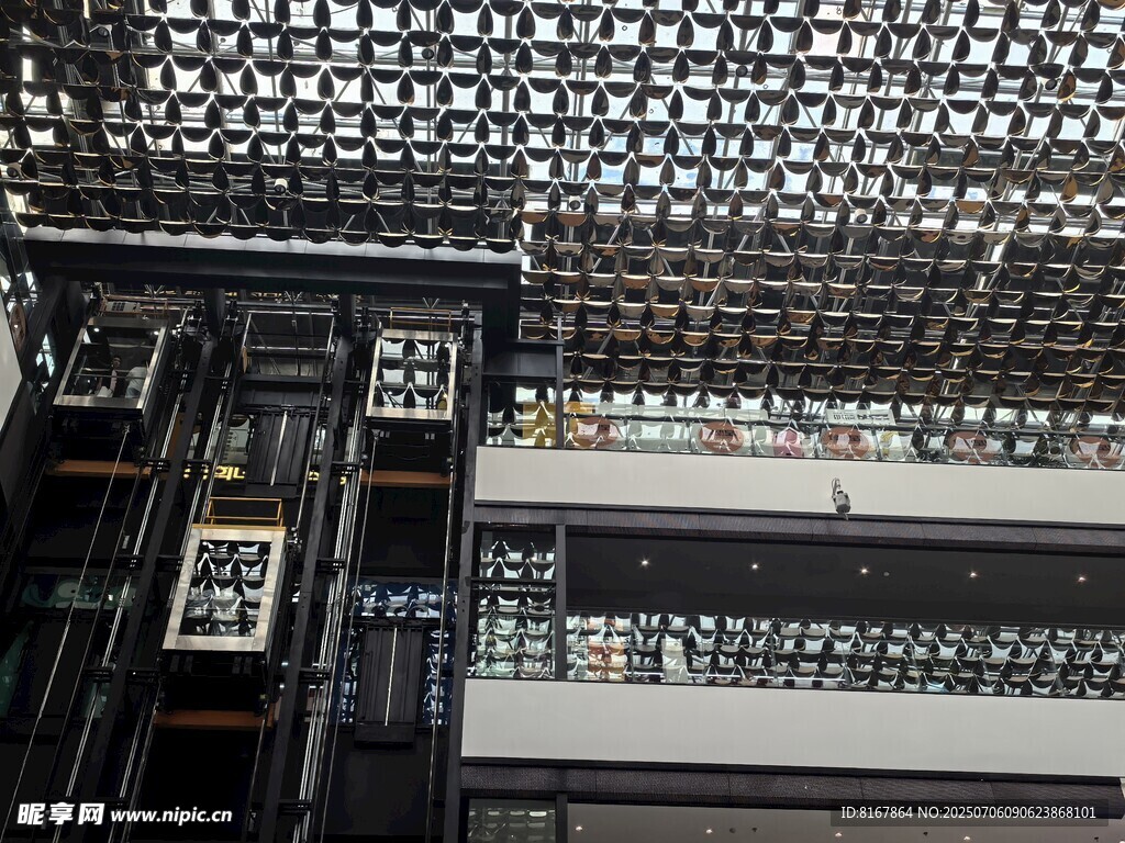 现代建筑内部金属网格结构