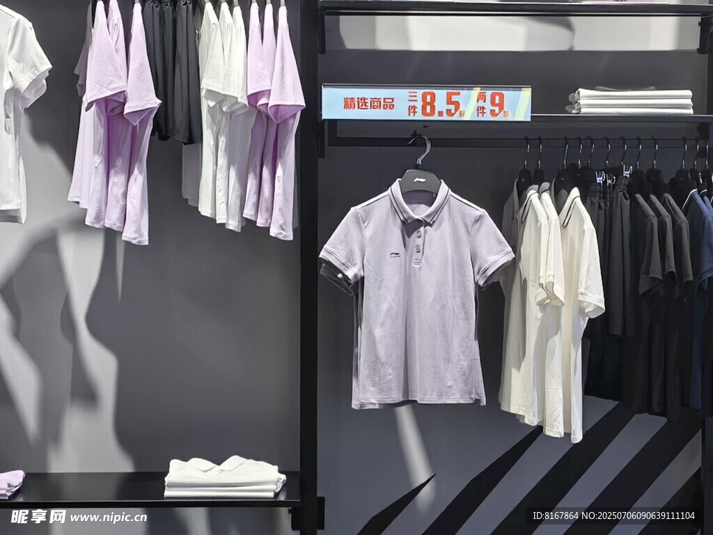 简约风男士服装陈列展示