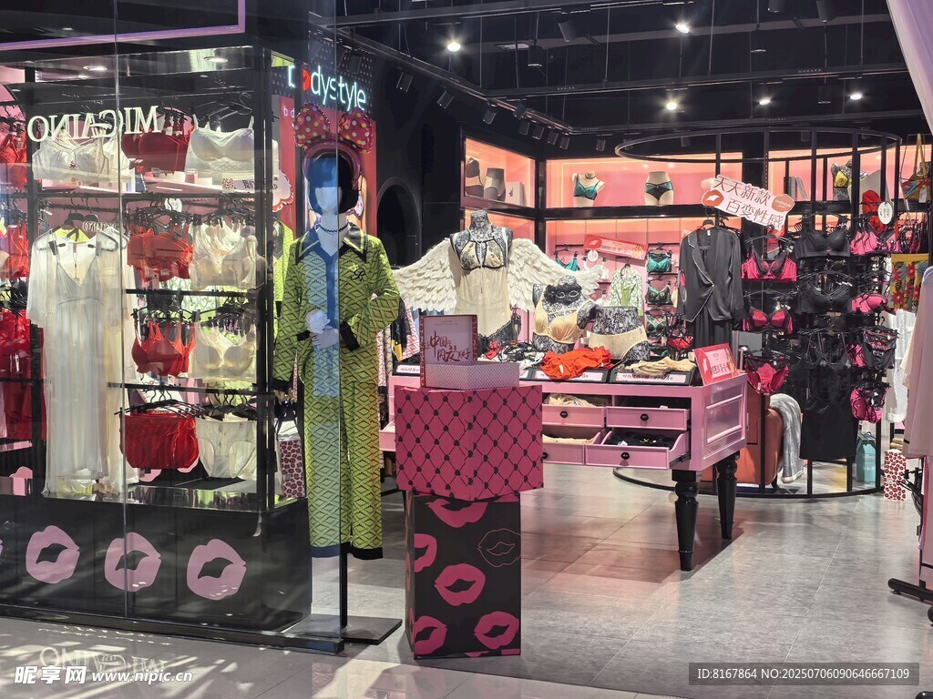 时尚女装店内景展示
