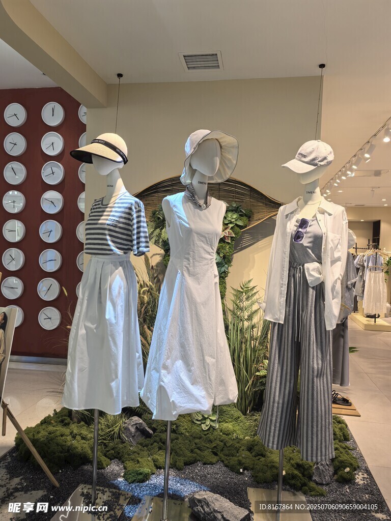 时尚女装展示于店内场景