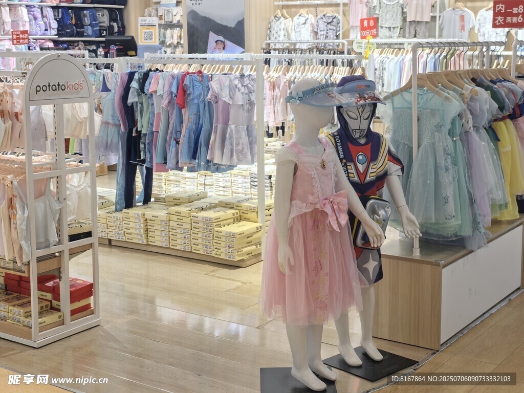 儿童服装店陈列展示