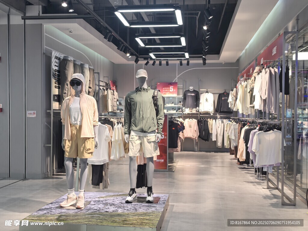时尚服装店内部陈列展示