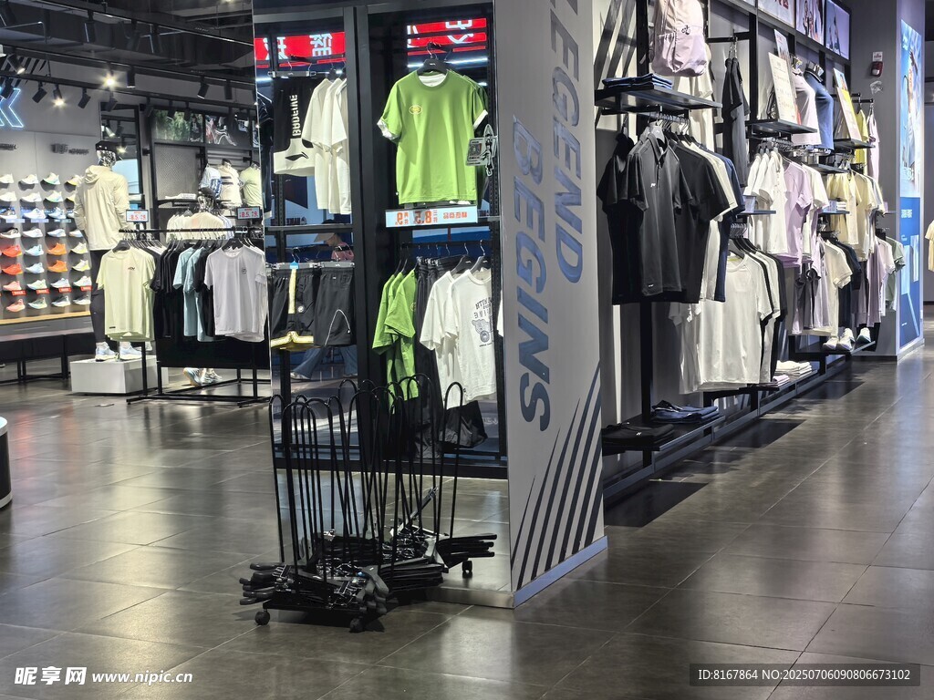 时尚服装店内部陈列展示