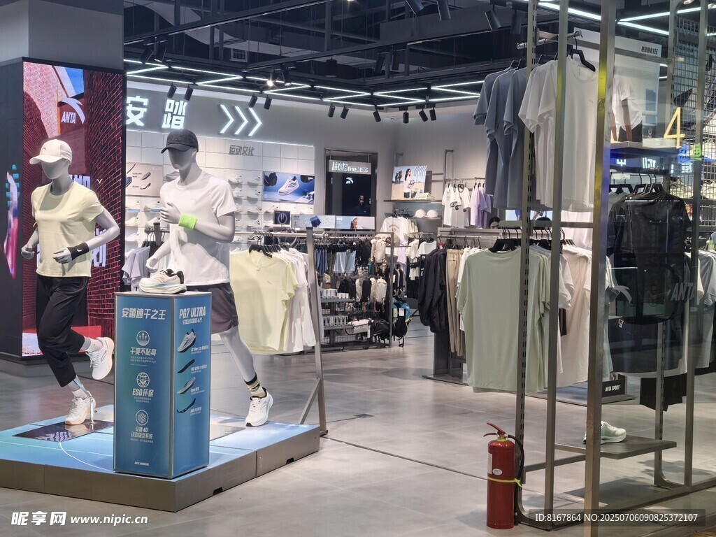 时尚服装店内部陈列展示