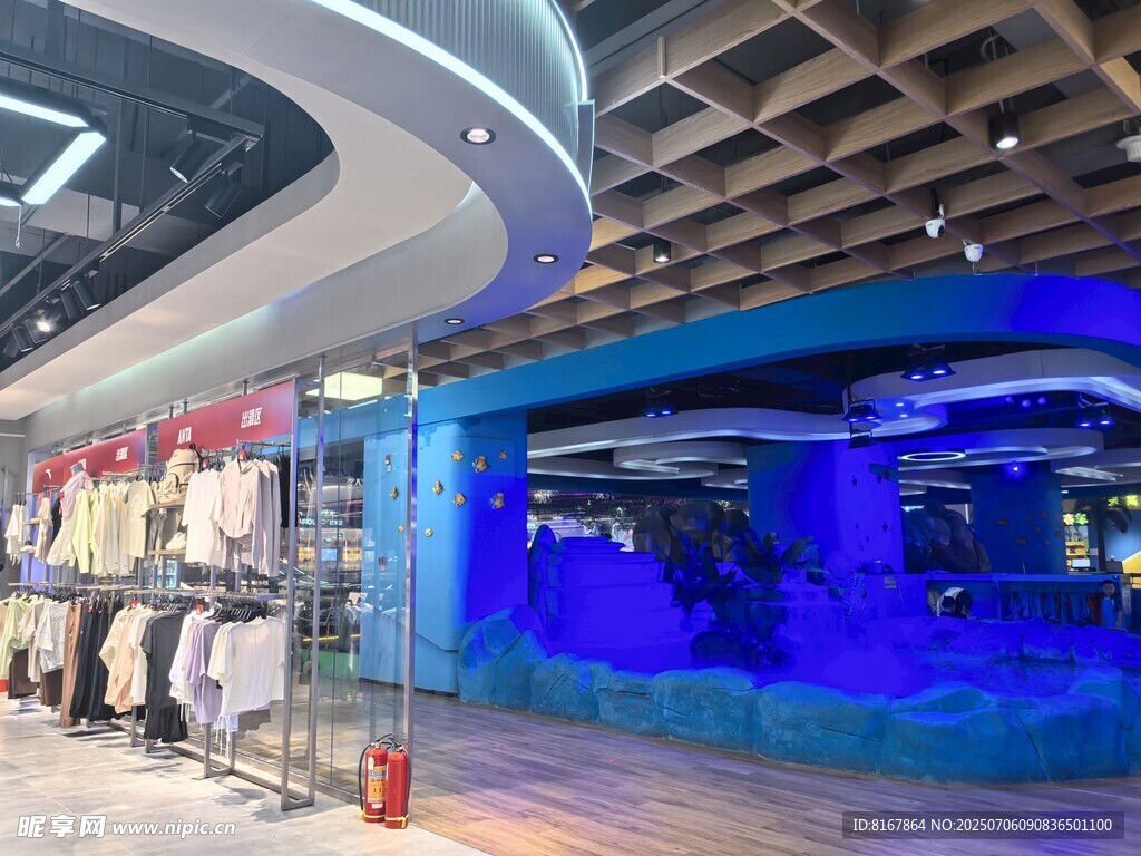 商场内的大型蓝色水族箱